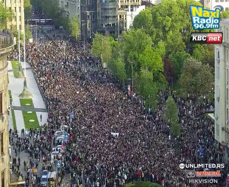 Na beogradskim ulicama  tisuće ljudi, idu prema zgradi vlade: ‘Dugo šutimo, ovo su zahtjevi!‘