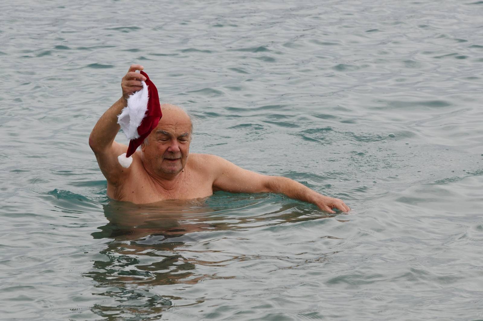 Primošten: Mirko Kramari, bez obzira na vrijeme, kupa se svaki dan u moru