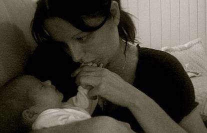 Može umrijeti u snu: Bolesna kći (3) spava majci na grudima