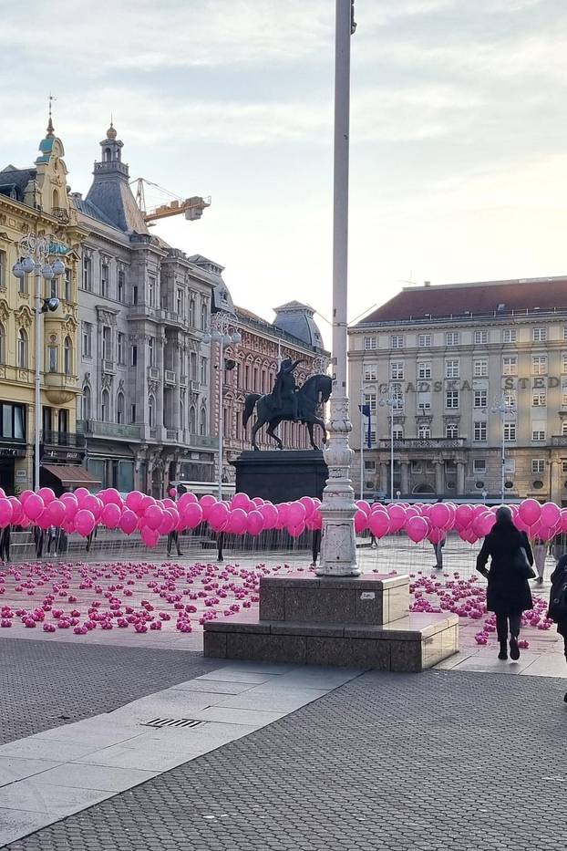 Stotine ružičastih balona na glavnom zagrebačkom trgu ženama u čast