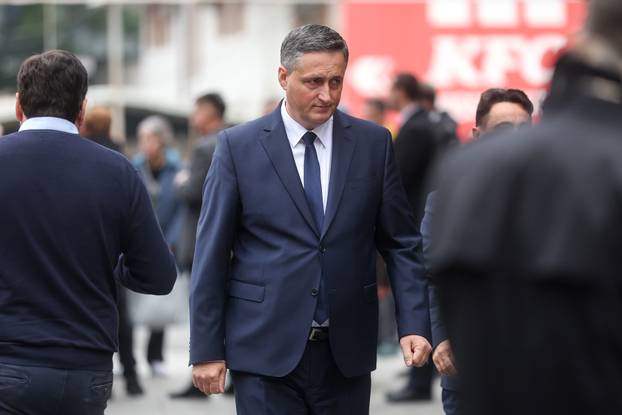 Sarajevo: Dolazak uzvanika na komemoraciju za Halida Bešlića u Narodno pozorište 