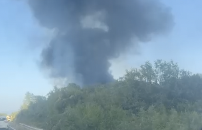 Vatra progutala servisnu halu na Krku, gorjele gume, ulja...