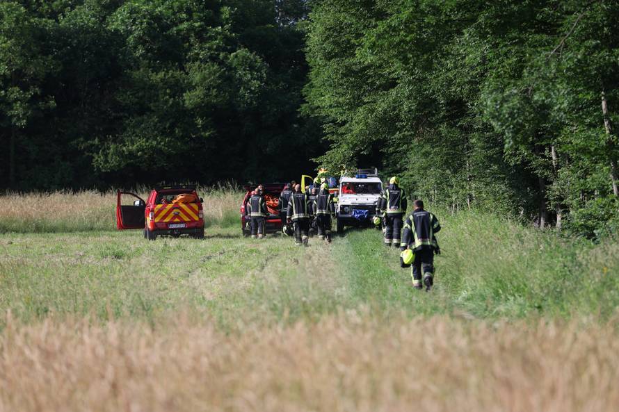 Zagreb: U šumi kraj Kerestinca srušio se manji zrakoplov