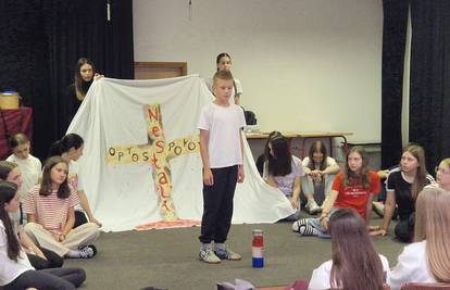 Učenici su oduševili predstavom inspiriranom projektom 24sata: 'Igrala sam zbog djeda Zvonka'