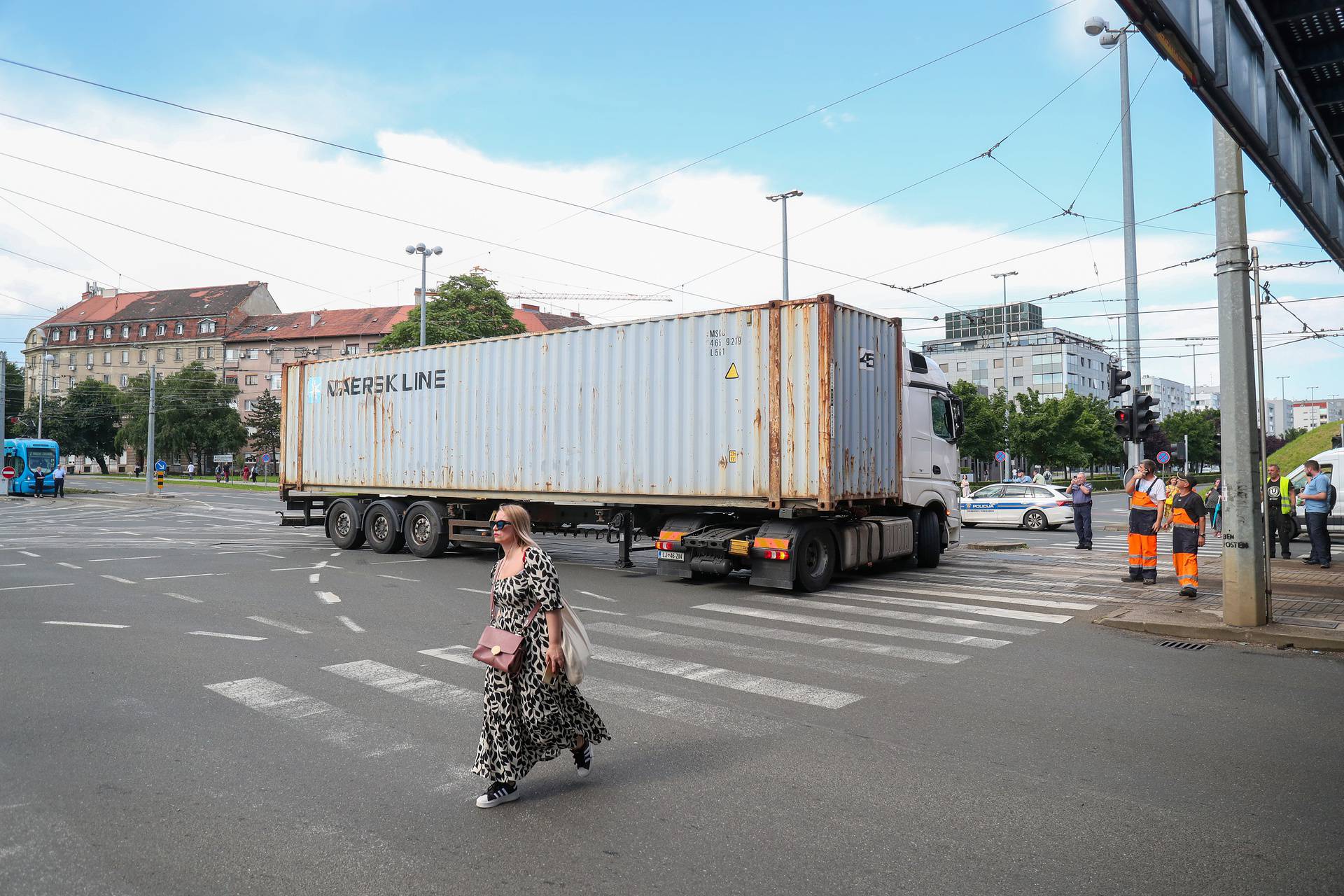 Zagreb: Kamion zapeo za električne tramvajske vodove na križanju Držićeve i Branimirove