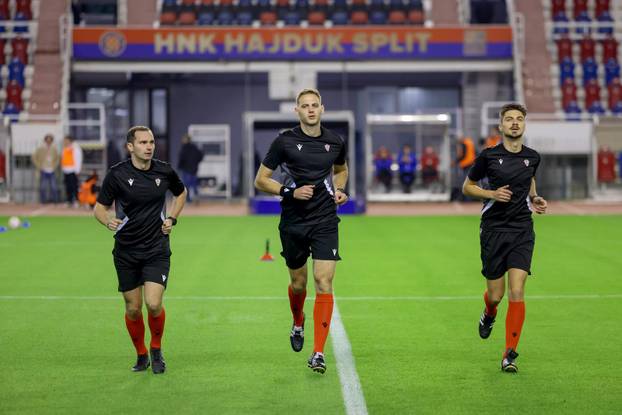 Zagrijavanje nogometaša uoči početka utakmice 13. kola SuperSport HNL-a između Hajduka i Osijeka