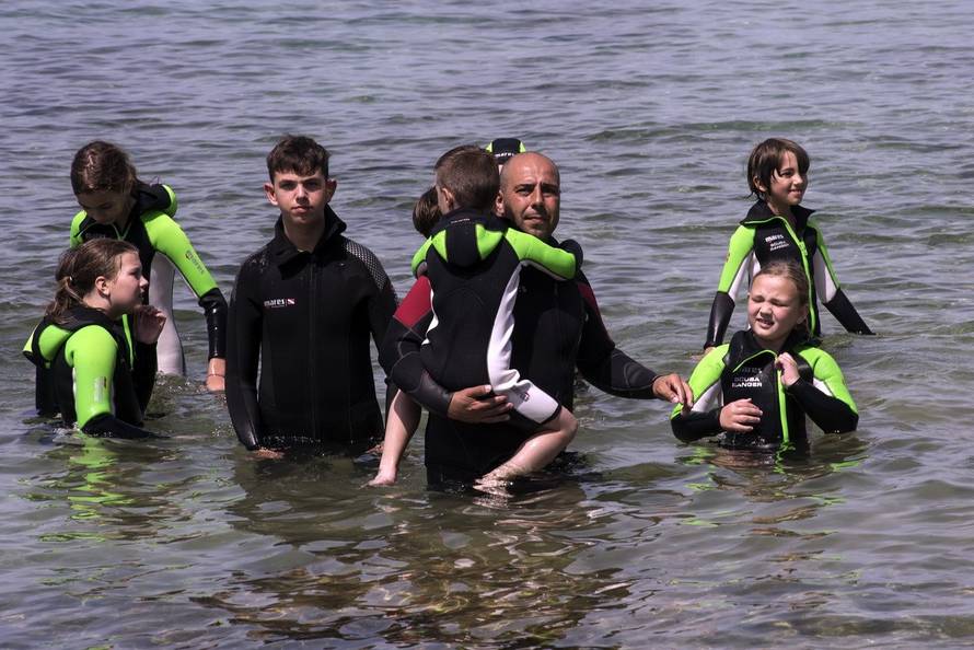 Eko i humanitarna akcija: Djeca s Banije u subotu ronila i čistila Savudrijsku valu s 200 ronilaca