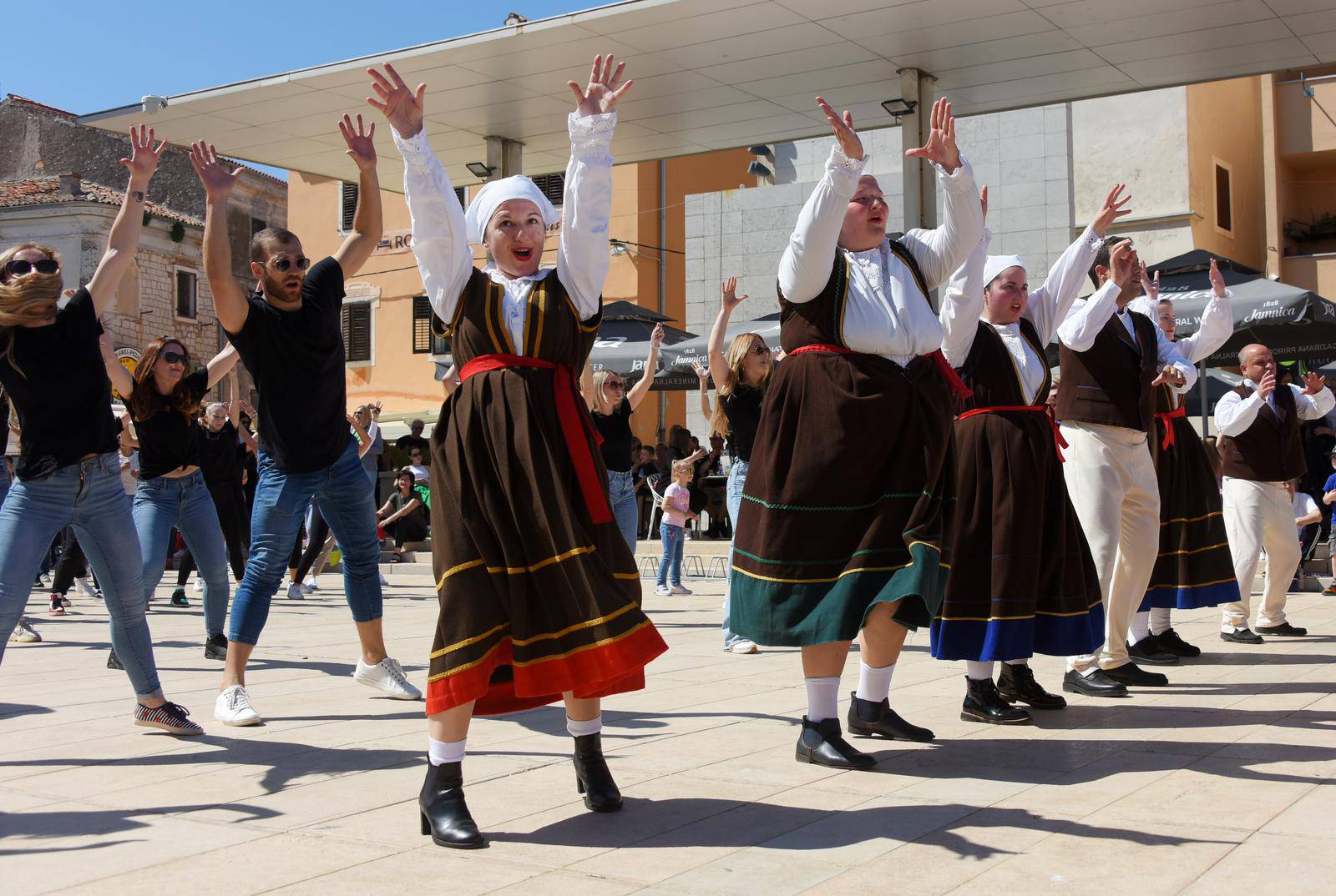 Umag plesao u Rim Tim Tagi Dim ritmu