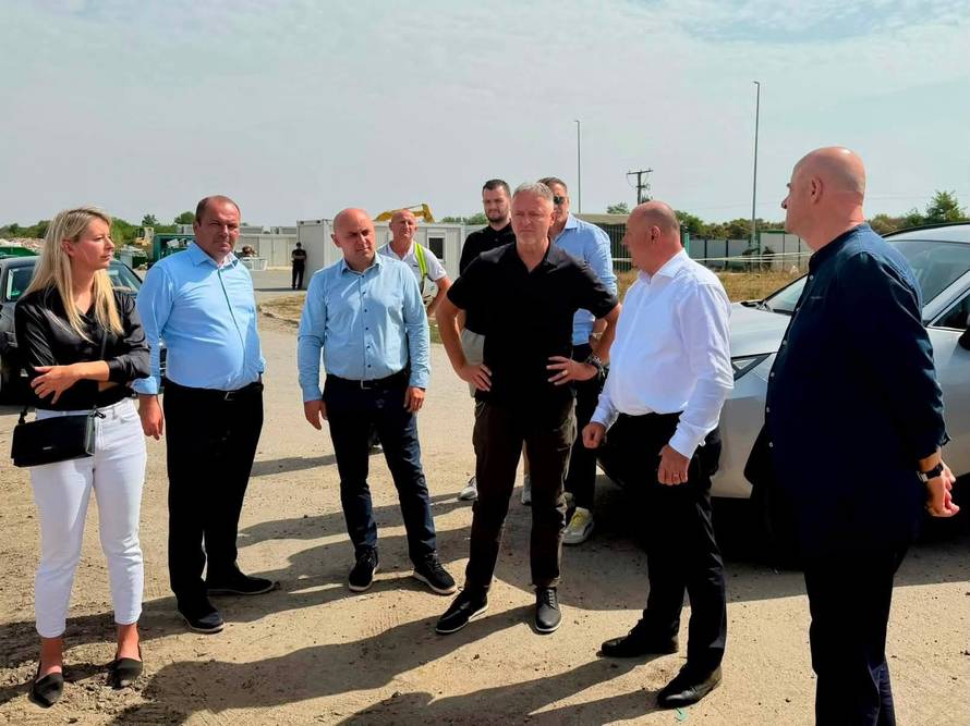 FOTO Thompson s Medvedom prije koncerta obišao masovnu grobnicu iz Domovinskog rata