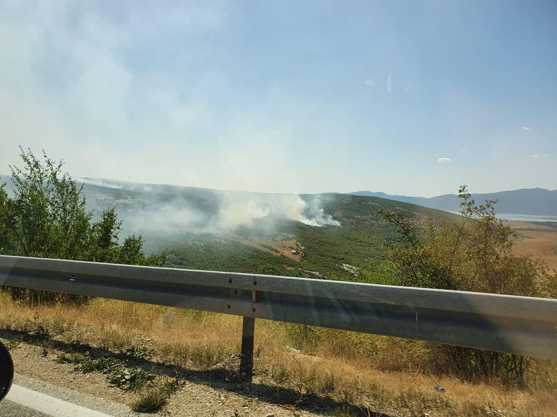 Hrvatski kanaderi već drugi dan gase požar kod Tomislavgrada
