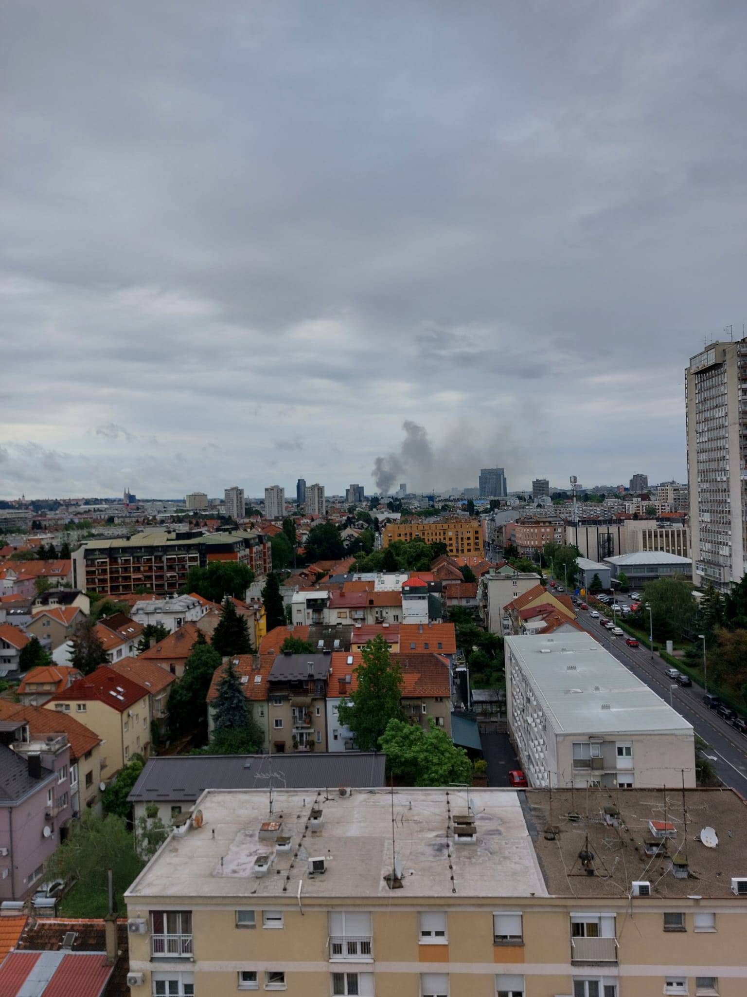 VIDEO Gori nekoliko vagona na Glavnom kolodvoru:  Jak dim se vidi i iz drugih dijelova Zagreba