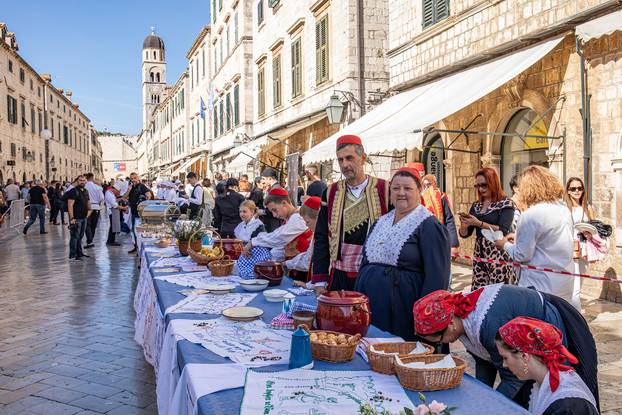 Dubrovnik: Nakon dvije godine pauze na Stradunu je održana Dubrovačka trpeza