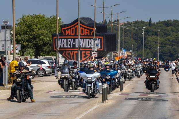 Nekoliko tisuća vlasnika Harley Davidsona prolazi kroz Pulu u defileu