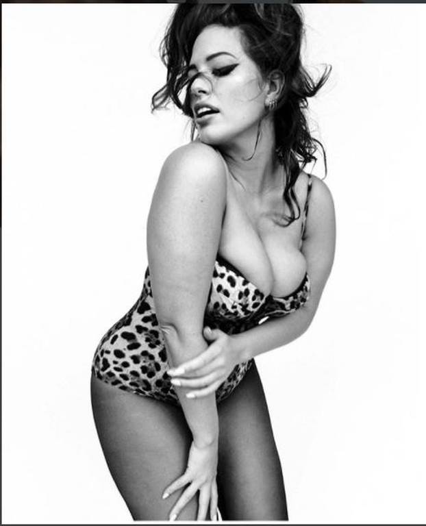 Plus-size model kao anđelica: Ashley Graham pokazala bujne obline na pisti Victoria's Secreta