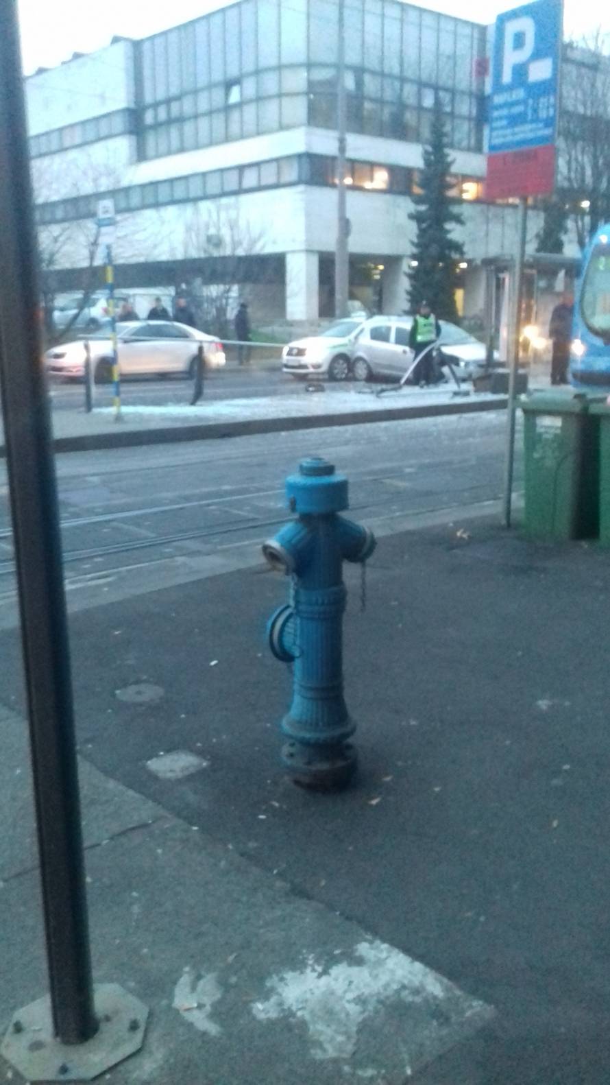 Prelazila cestu na crveno pa ju je udario auto i teško ozlijedio