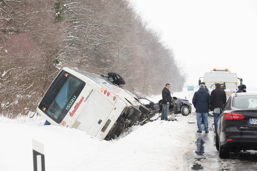 Od auta nije ostalo ništa: Troje poginulih u stravičnom sudaru