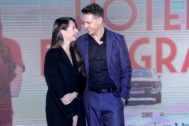 Beograd: Premijerka Srbije Ana Brnabić s djevojkom Milicom na premijeri filma "Hotel Beograd" 