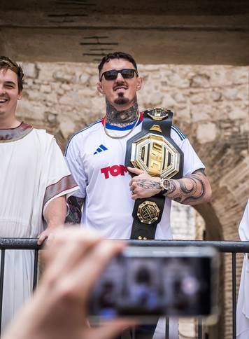 Split: Tom Aspinall promatra smjenu stra&zcaron;e na Peristilu