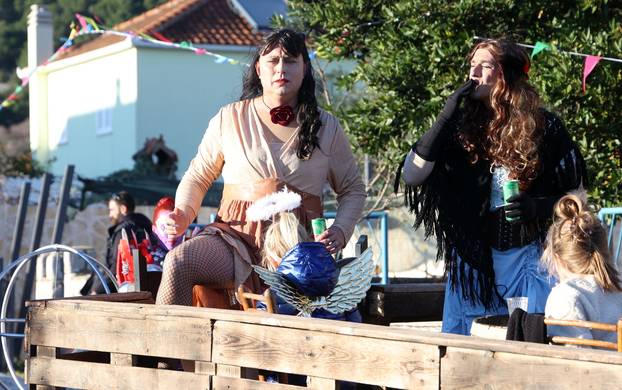 Jezera: Maškarana povorka prodefilirala je Jezerima