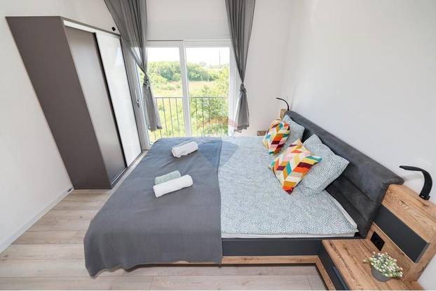 FOTO Pogledajte kuću koju su izgradili usred polja u Grbama: Stoji samo pola milijuna eura...