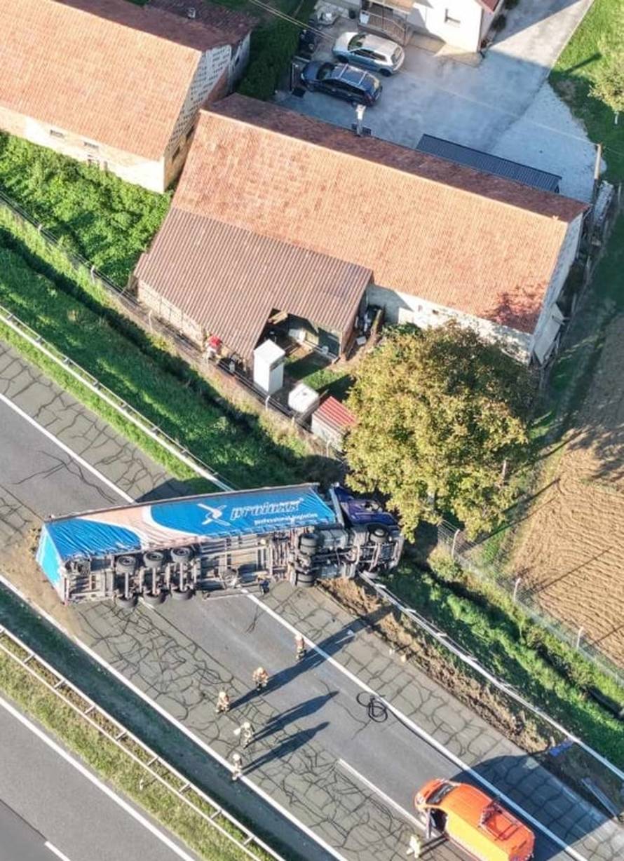 FOTO Muškarac (68) iz BiH se prevrnuo šleperom na A2 u Zagorju: Lakše je ozlijeđen