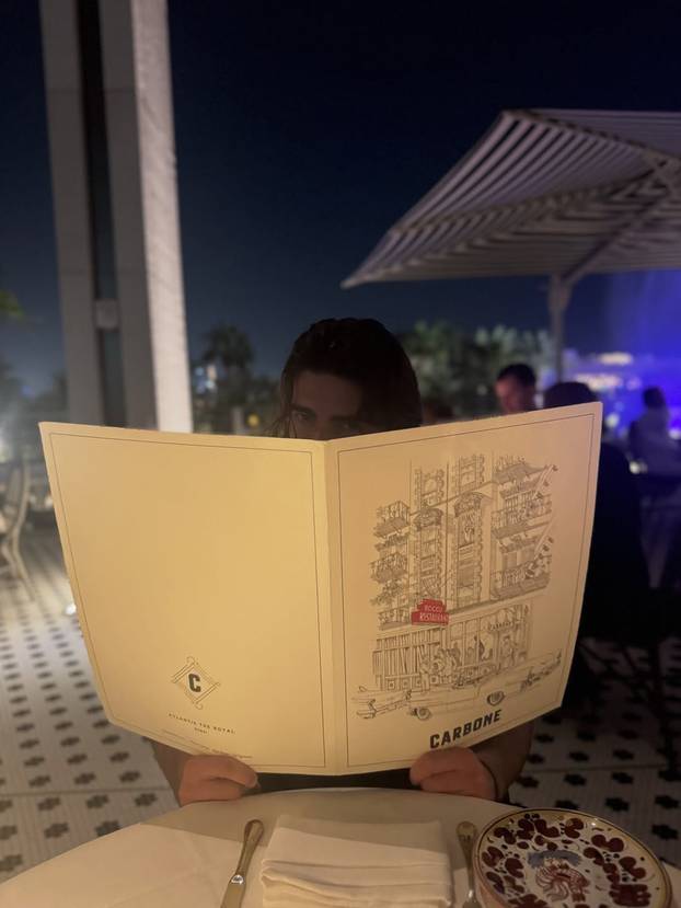 Za njih nema hladnoće i magle! Šime i Maja u badićima pozirali kraj bazena, 'padali' i zagrljaji