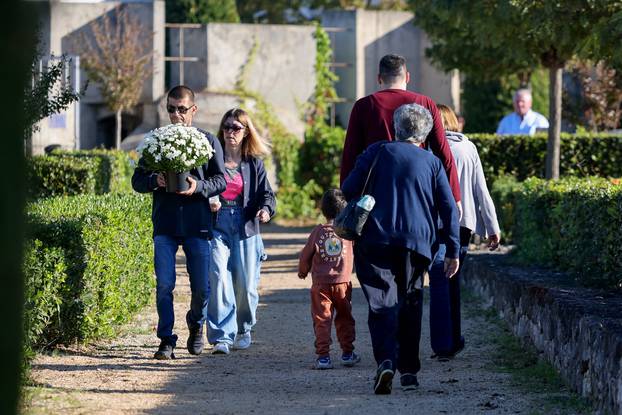 Zadar: Velik broj ljudi na Gradskom groblju povodom blagdana Svih svetih