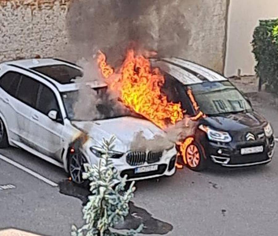 VIDEO Izgorjela dva auta na Kvatriću: 'Čula se eksplozija'