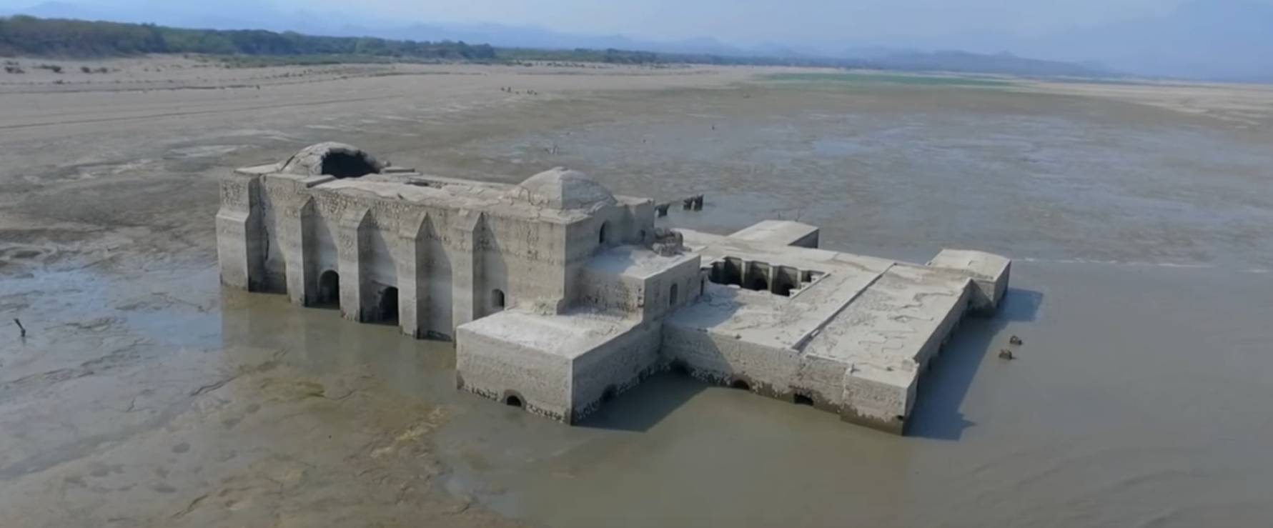 Kao Atlantida: Iz jezera izvirio hram star gotovo 500 godina