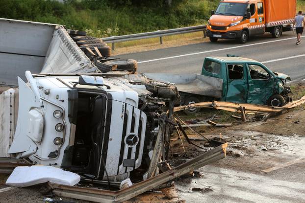 Kamion se prevrnuo na autocesti kod Rugvice, promet prekinut u oba smjera