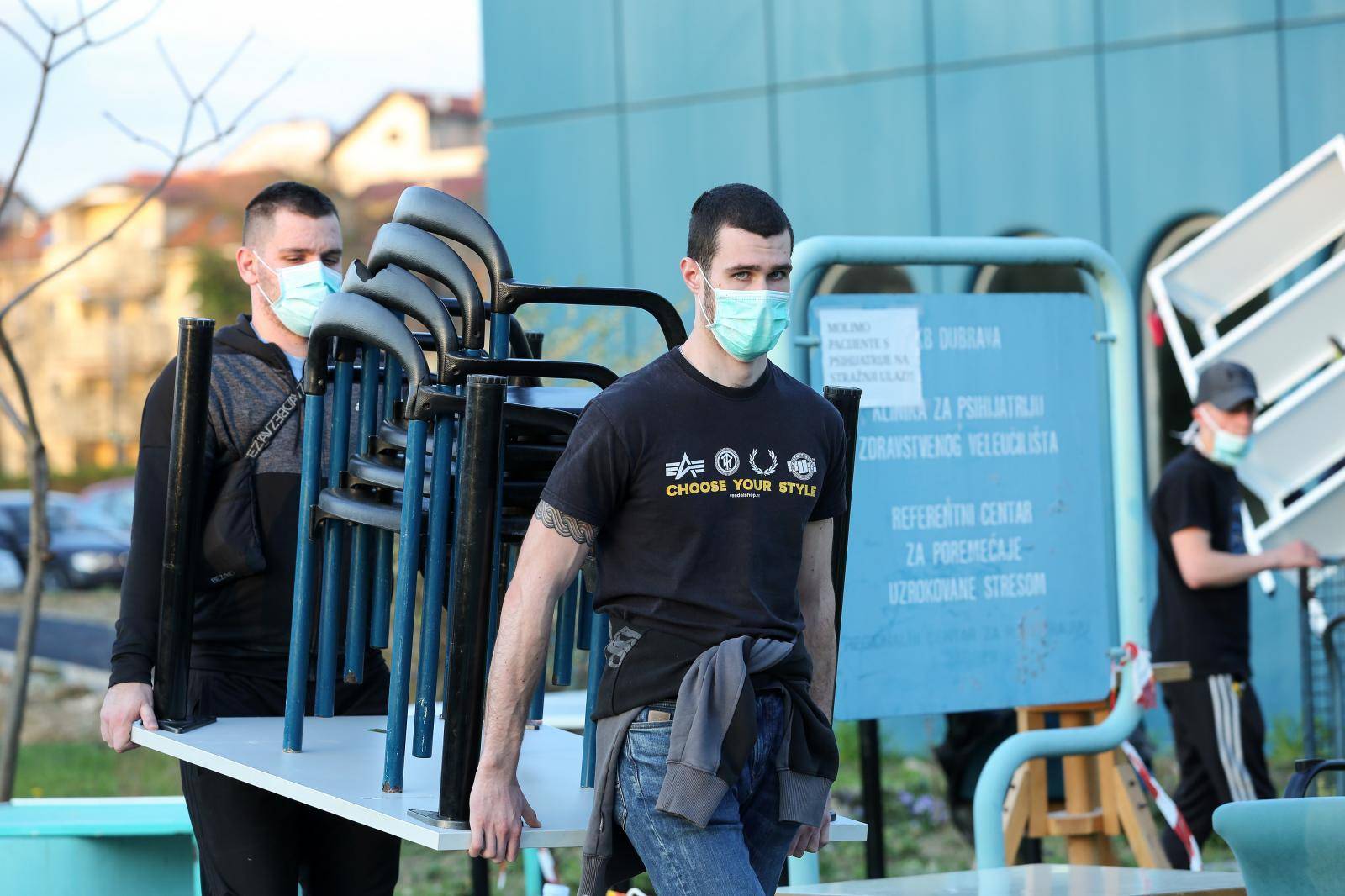 Zagreb: Navijači Dinama pomažu u iseljavanju Kliničkog centra Dubrava