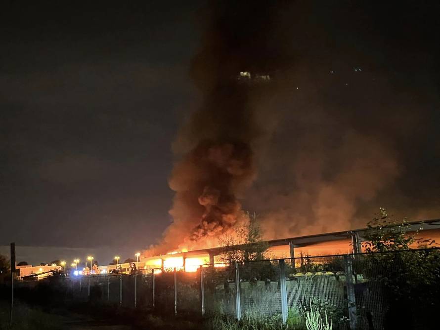 Galerija snimki i fotografija: Ovako je gorjelo na Jakuševcu! Vatru je gasilo 19 vatrogasaca