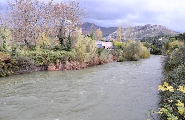 Obilne kise zamutile su rijeku Jadro iz koje se splitsko podrucje opskrbljuje pitkom vodom.