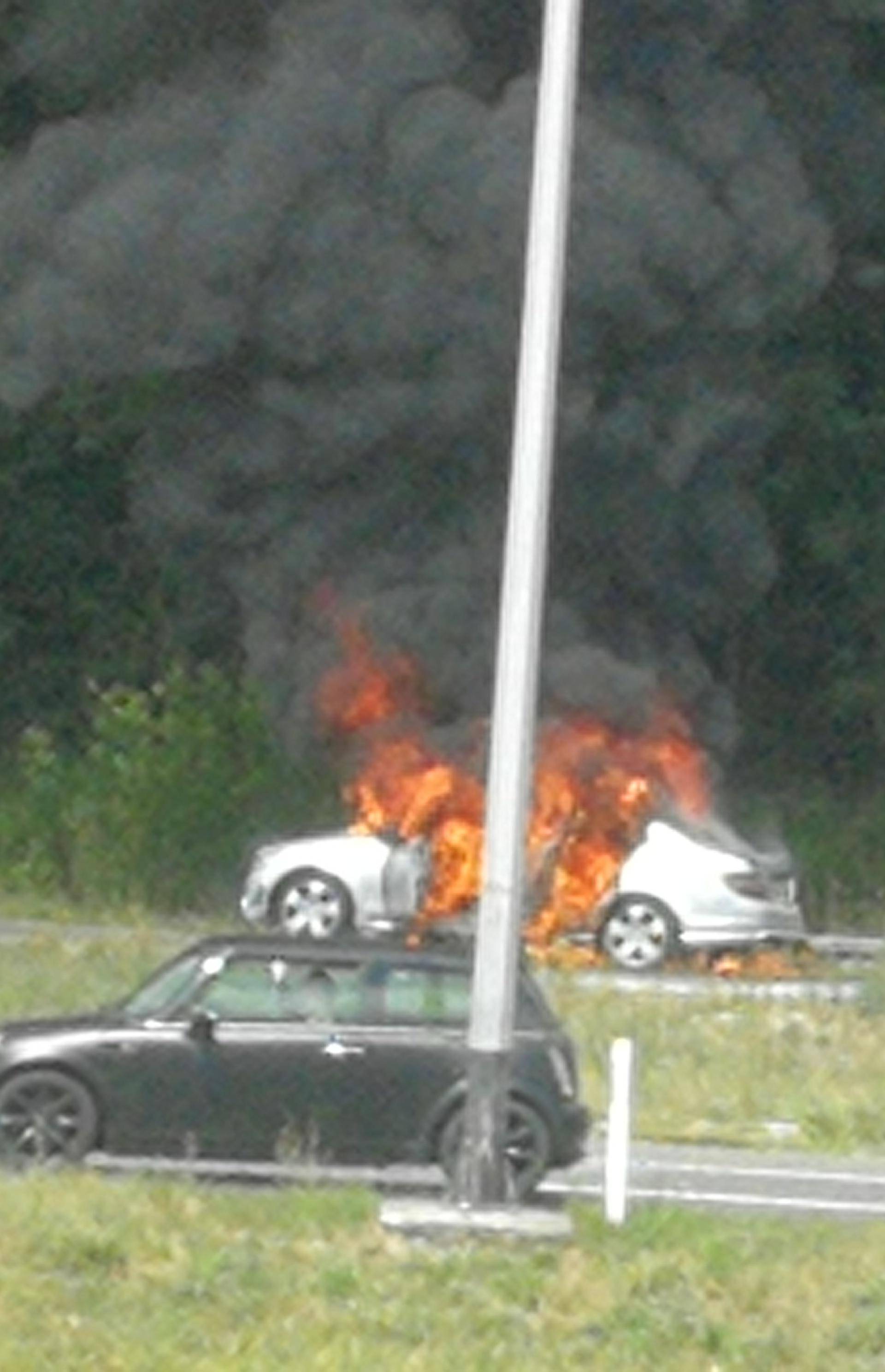 Buktinja na autocesti: Auto se zapalio kod čvora Ivanja Reka