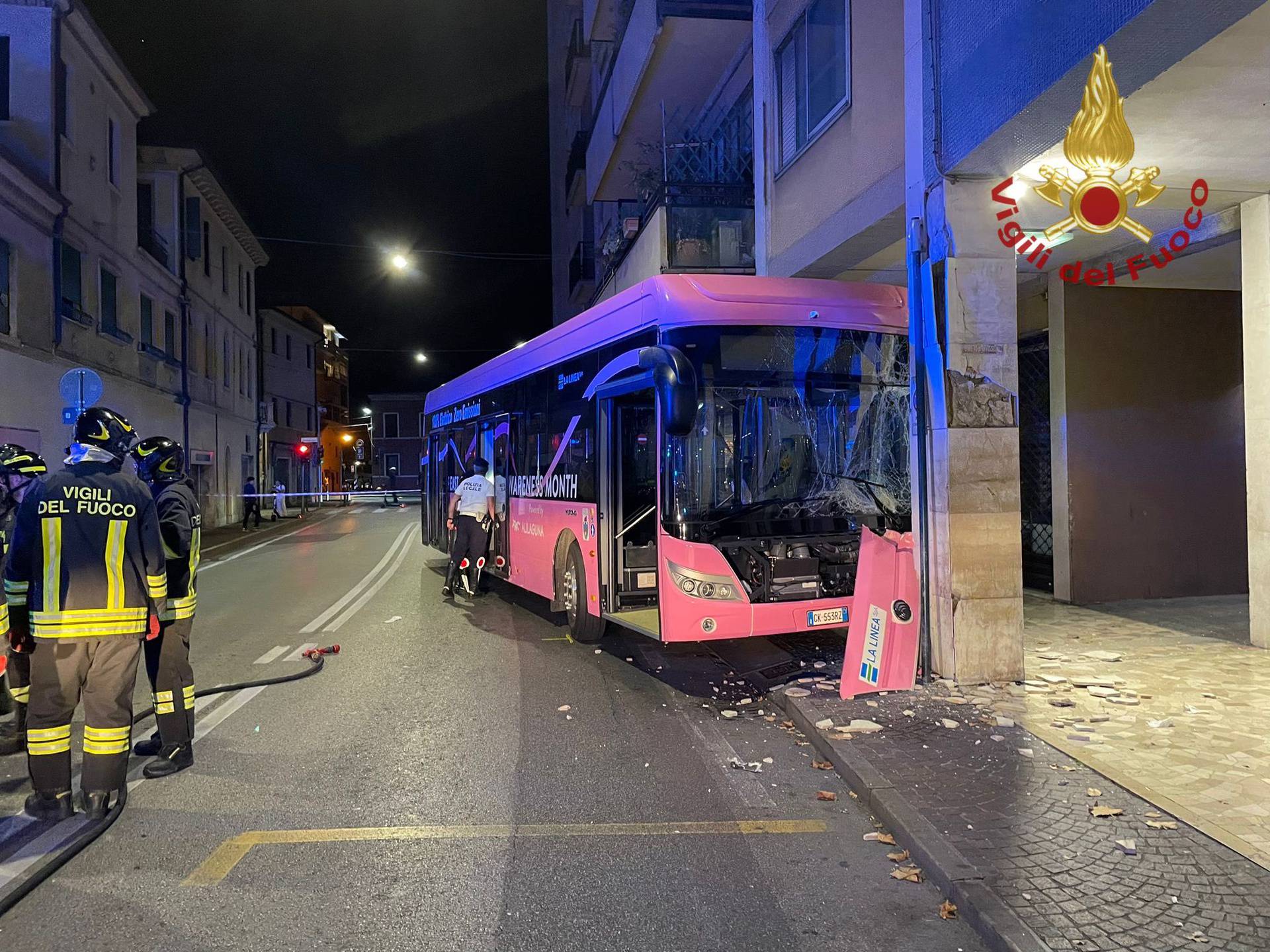 FOTO U novoj nesreći autobusa u Veneciji ozlijeđeno je 15 ljudi nakon što se bus zabio u zgradu