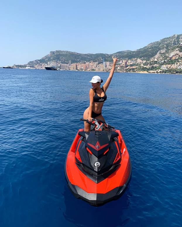 Od prodavačice do zaručnice u vrućim tangicama: Evo kako se Georgina mijenjala kroz godine