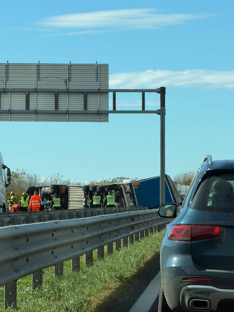 VIDEO Kamion proletio kroz ogradu na A3. Prekinut promet! 'Auto je bio skroz razvaljen'