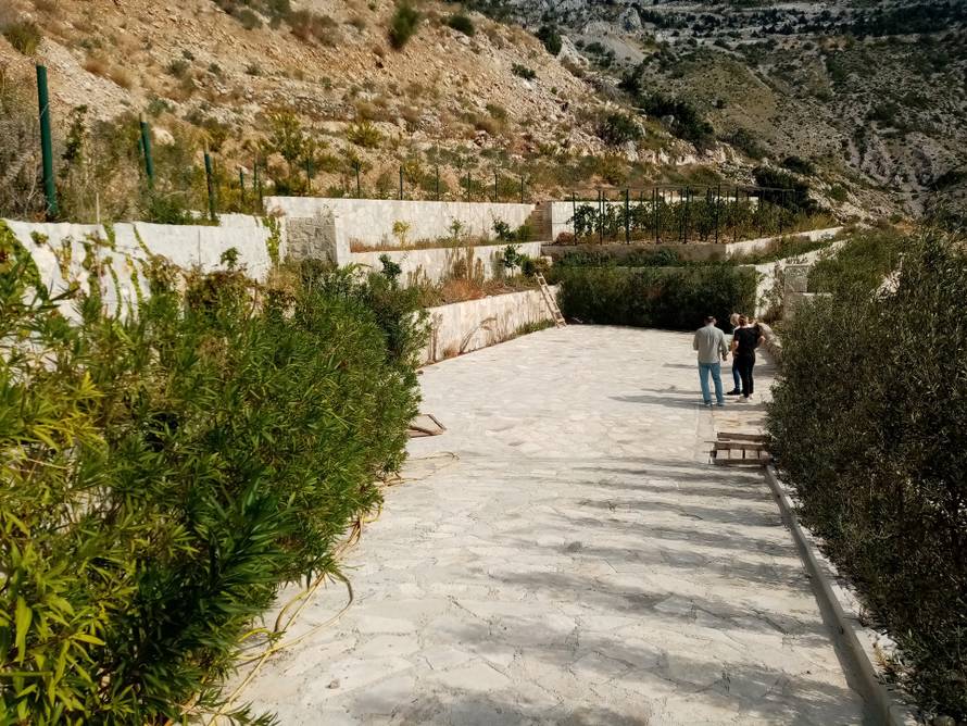 Bageri Inspektorata napokon stižu u Vruju! Pogledajte što će sve porušiti u prekrasnoj uvali