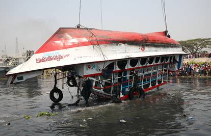 Najmanje 26 poginulih ljudi u sudaru čamca i teretnog broda