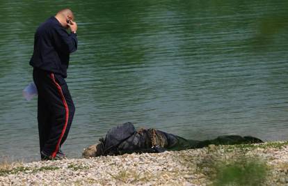 Svezao si cigle oko struka, ušao u jezero i upucao se