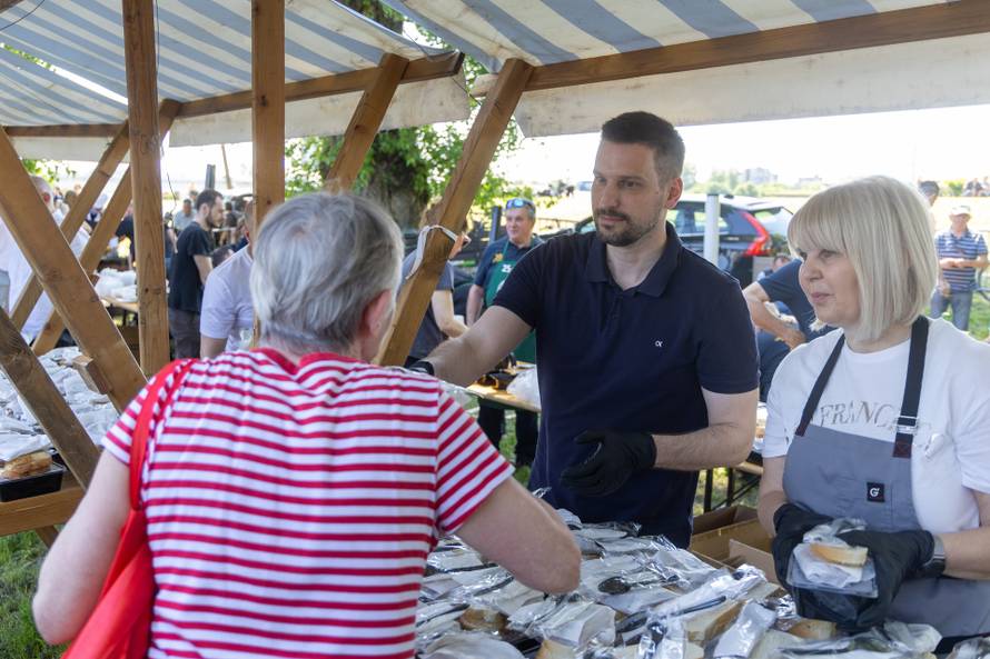 Osijek. Podjela graha na lijevoj obali Drave na Praznik rada