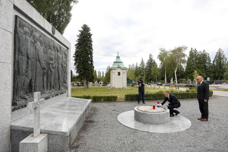 Sjećanje na žrtve svih totalitarnih i autoritarnih režima, Medved i Jakop zapalili svijeće na Mirogoju