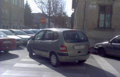 Parkirao auto na 'zebri' u središtu i otišao u trgovinu