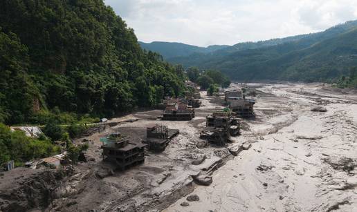VIDEO Ljudi bje&zcaron;e, bujica nadire. Najmanje 160 mrtvih u  stra&scaron;nim poplavama u Nepalu i Tibetu...