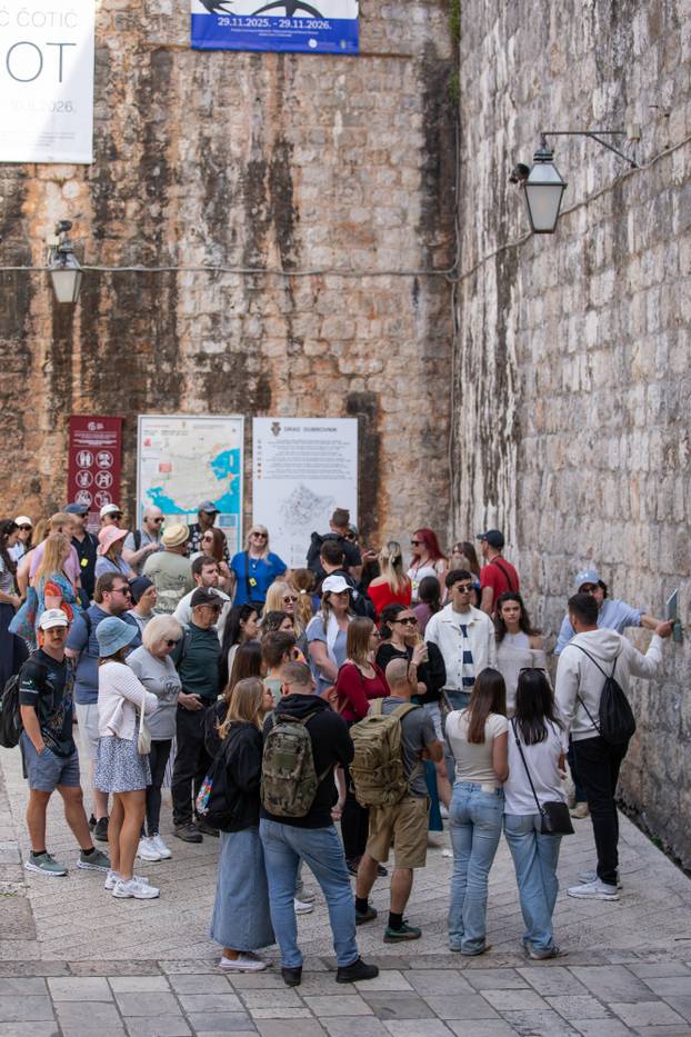 Dubrovnik: Veliki broj turista u razgledavanju grada