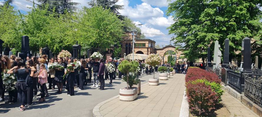 Rodbina i prijatelji oprostili se od djevojčica ubijenih u školi