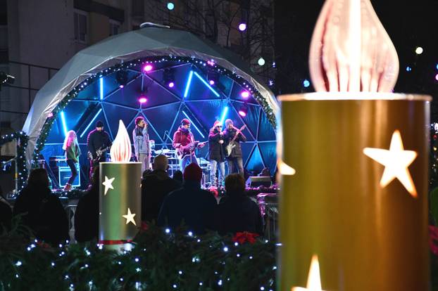FOTO U Slavonskom Brodu zapaljena 3. adventska svijeća