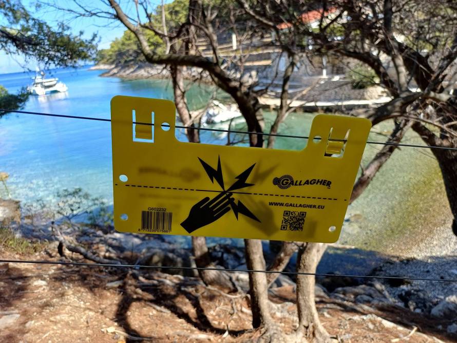NEVJEROJATNO Na Visu ogradio zemljište i uvalu žicom pod naponom! Evo tko je vlasnik