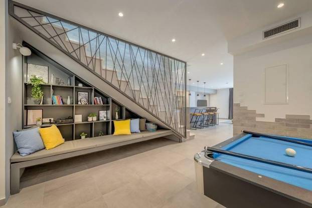 FOTO Ogromna parcela, privatni wellness i čudo od pogleda: Vila u Podstrani čeka novog vlasnika