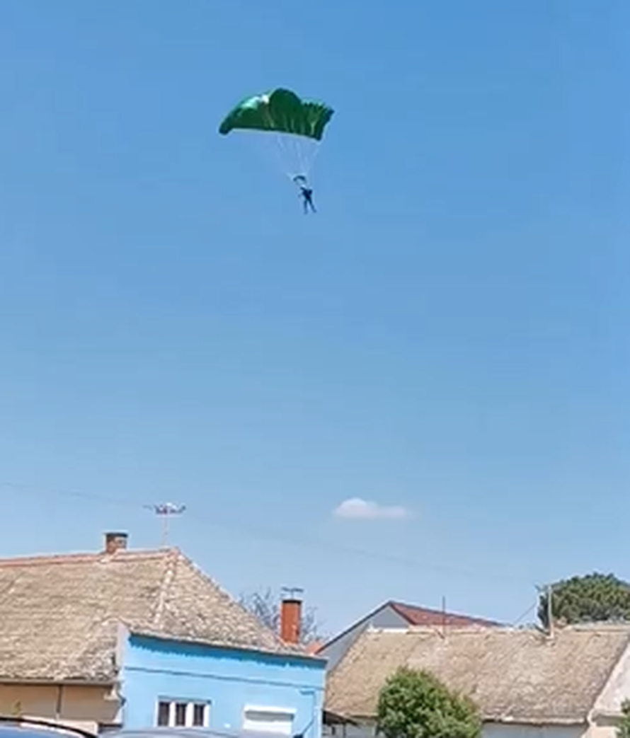 'Imao je sreće': Padobranac im prisilno završio u dvorištu kuće